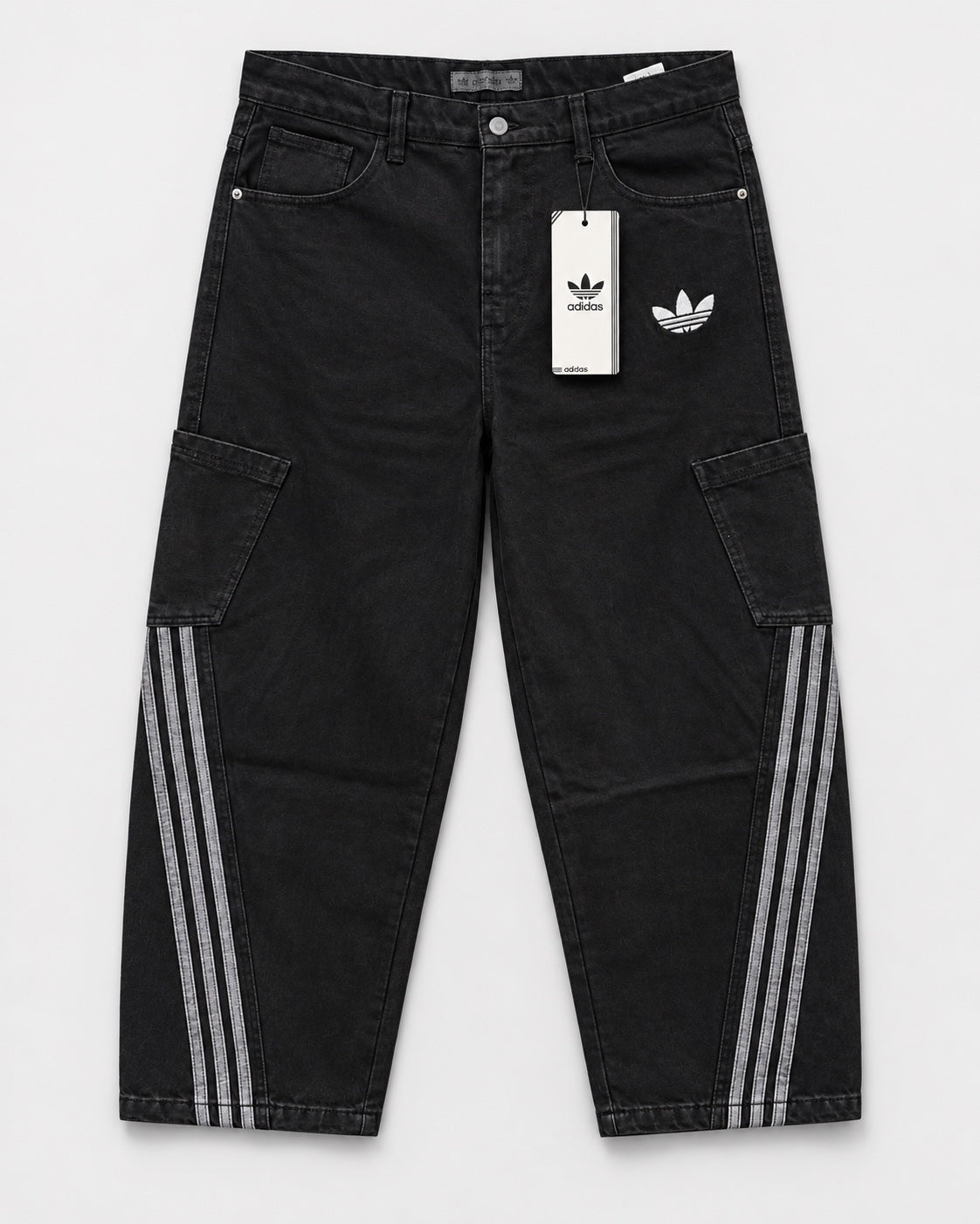 Jeans baggy cargo negro con bolsillos laterales y franjas claras