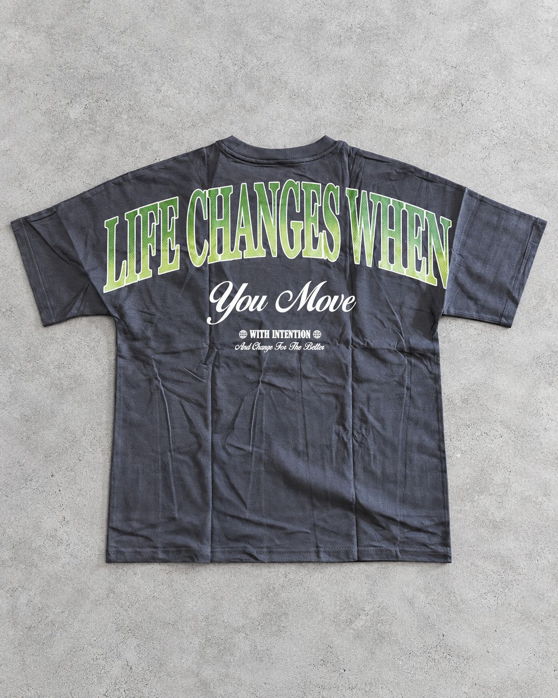 Playera Life Changes gris oxford con frase Life Changes When You Move en verde en la espalda