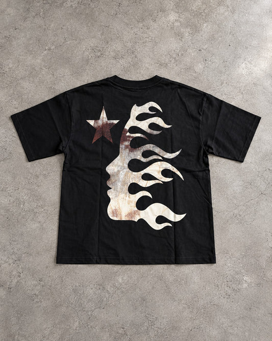 Playera LJ165 negra, espalda con perfil en llamas y estrella