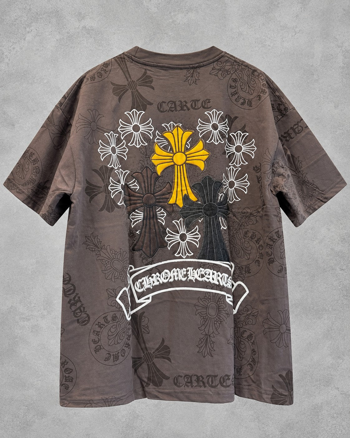 Playera LJ179 gris con cruces bordadas y pedrería en la espalda