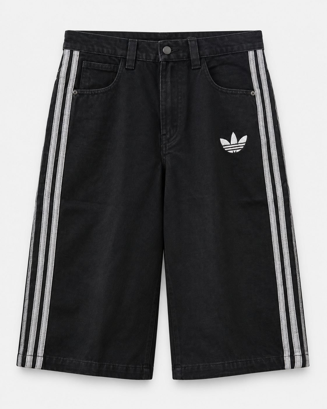 Bermuda Adidas - vista frontal sobre fondo neutro