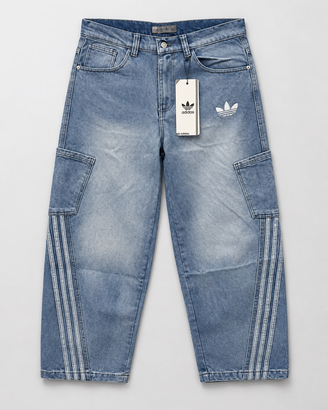 Jeans baggy cargo azul lavado con bolsillos laterales y franjas