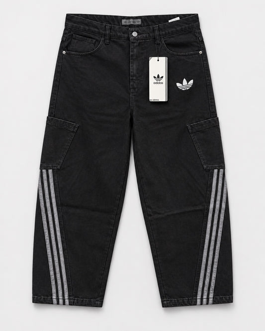 Jeans baggy cargo negro con bolsillos laterales y franjas claras