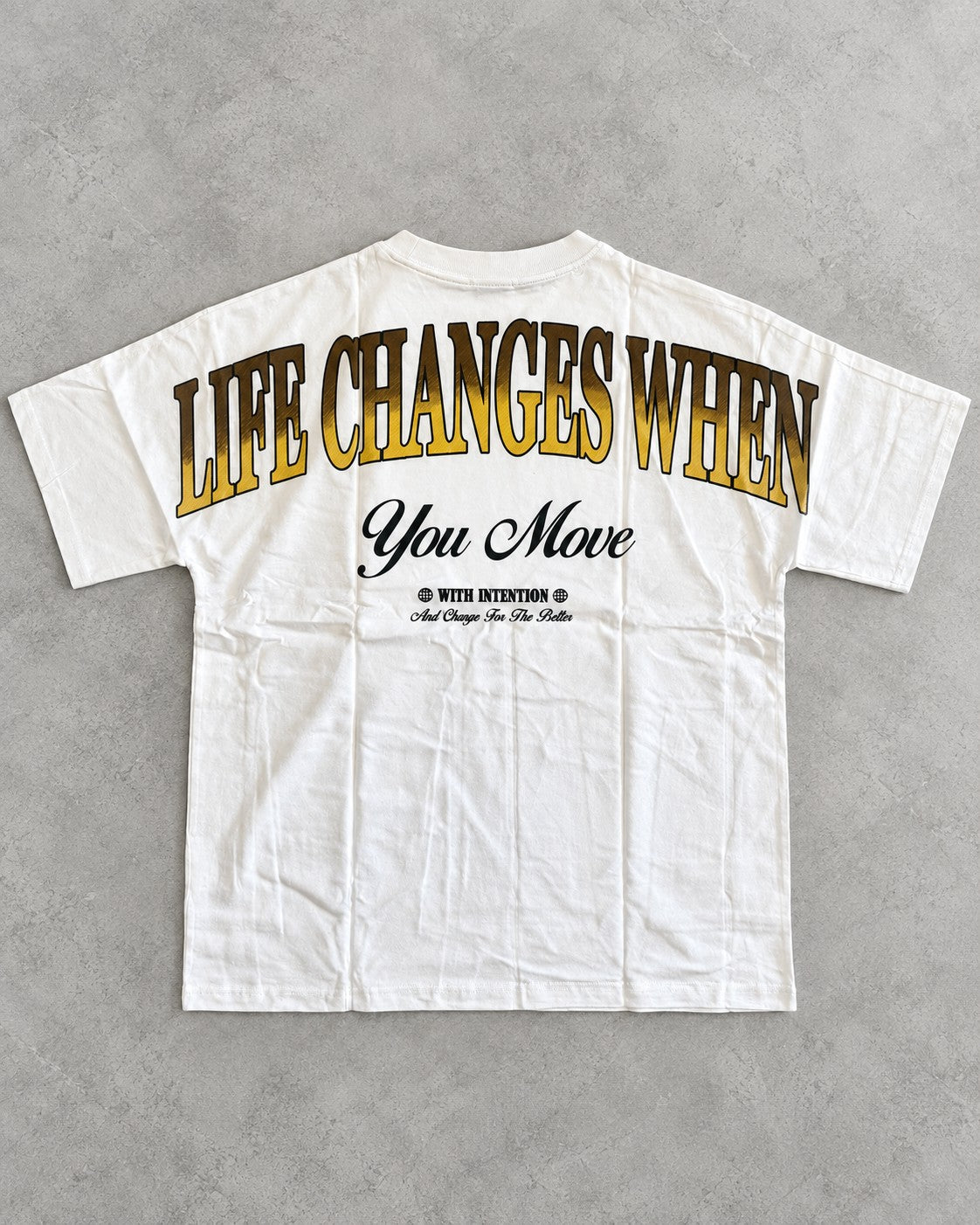 Playera Life Changes blanca con frase Life Changes When You Move en dorado en la espalda