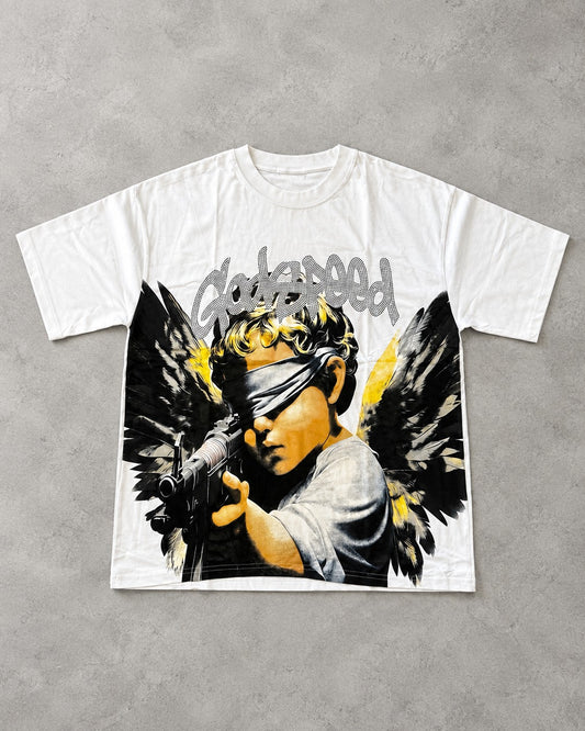 Playera LJ150 blanca con estampado de niño con alas y ojos vendados