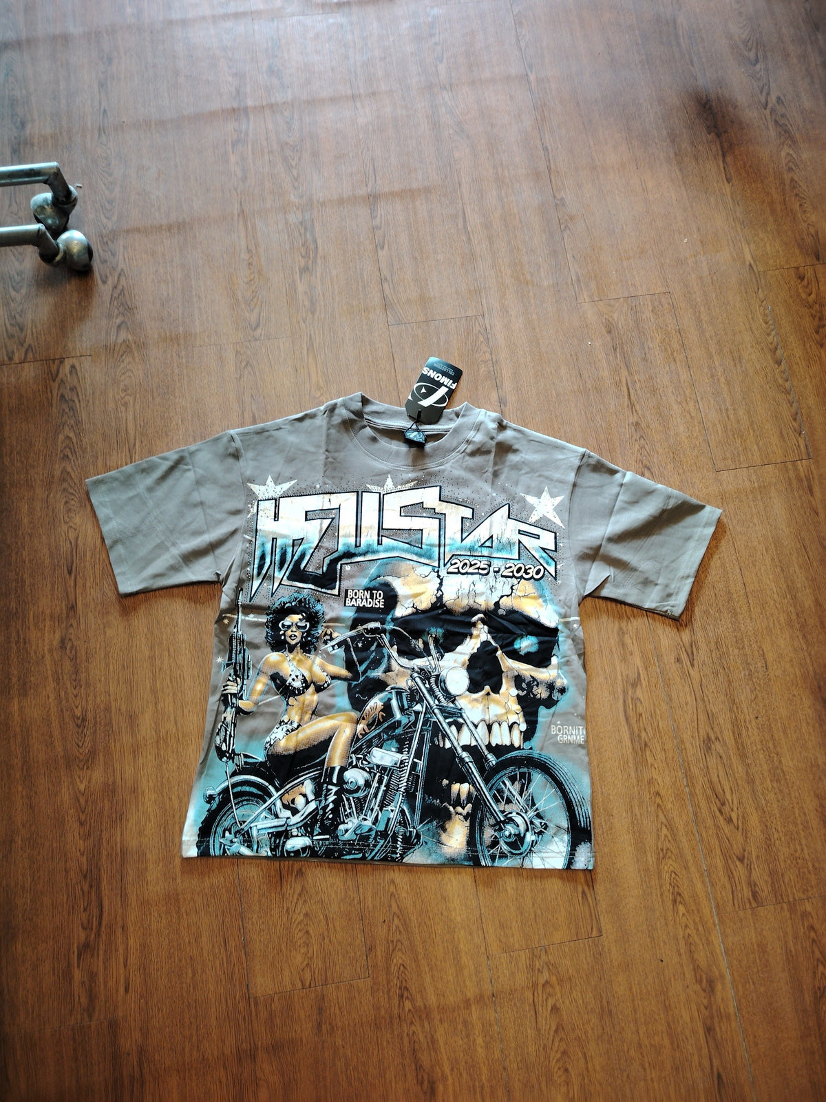 Playera LJ165 gris con estampado de motociclista y calavera