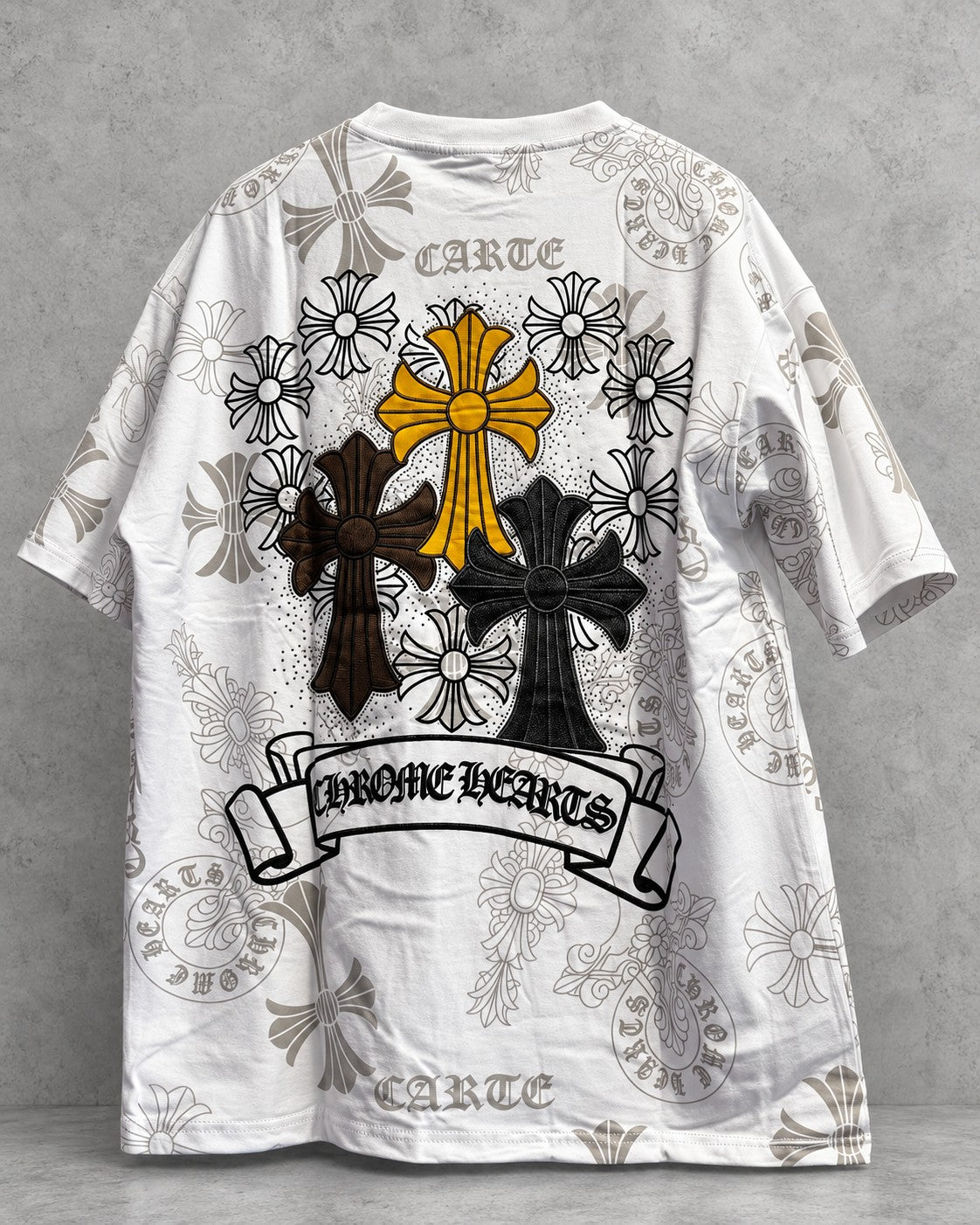 Playera LJ179 blanca con cruces bordadas y pedrería en la espalda