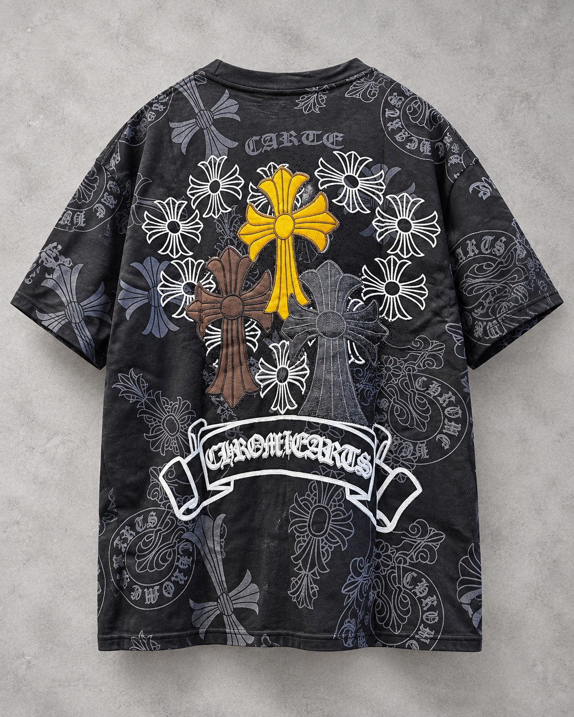 Playera LJ179 negra deslavada con cruces bordadas y pedrería en la espalda