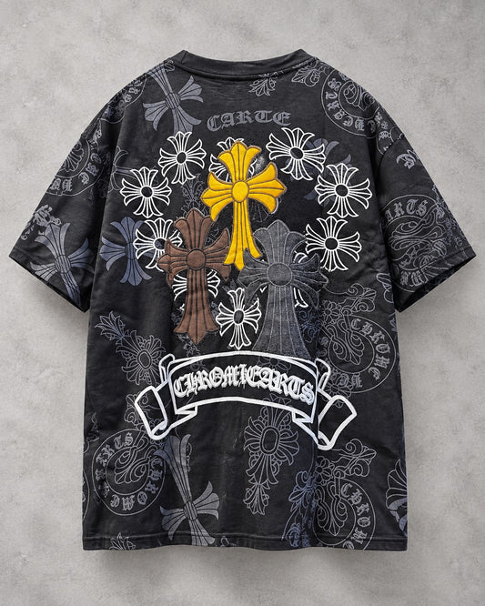 Playera LJ179 negra deslavada con cruces bordadas y pedrería en la espalda