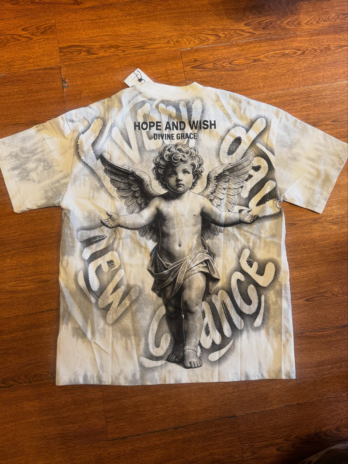 Playera Querubín Deslavada en blanco, con querubín y frase Hope and Wish en la espalda