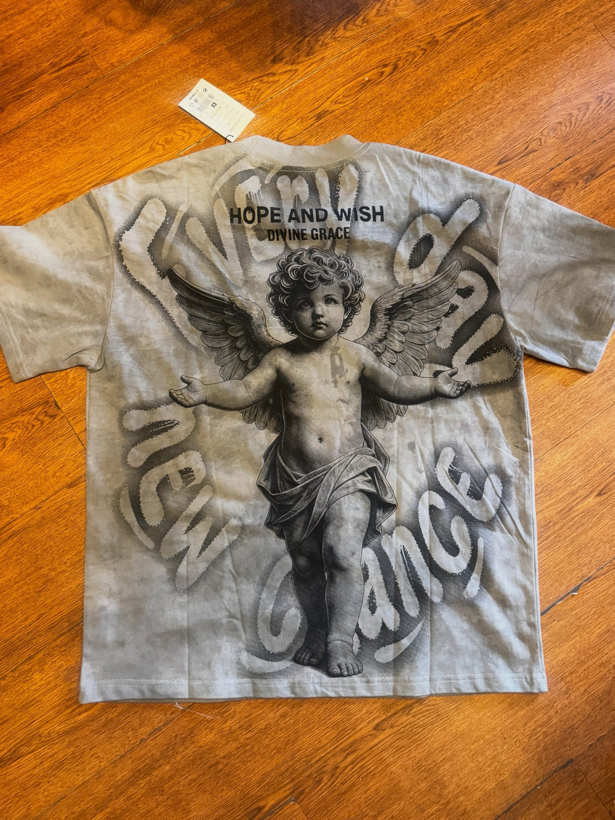 Playera Querubín Deslavada en gris, con querubín y frase Hope and Wish en la espalda